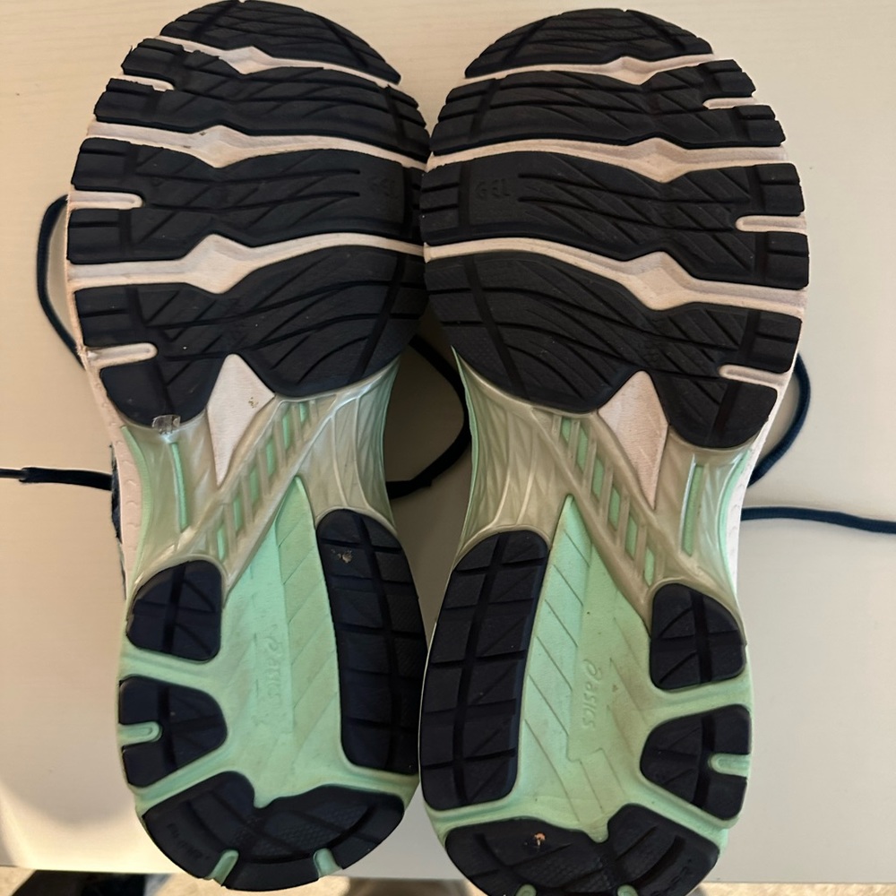 ASICS running shoe - Picture 3 of 3